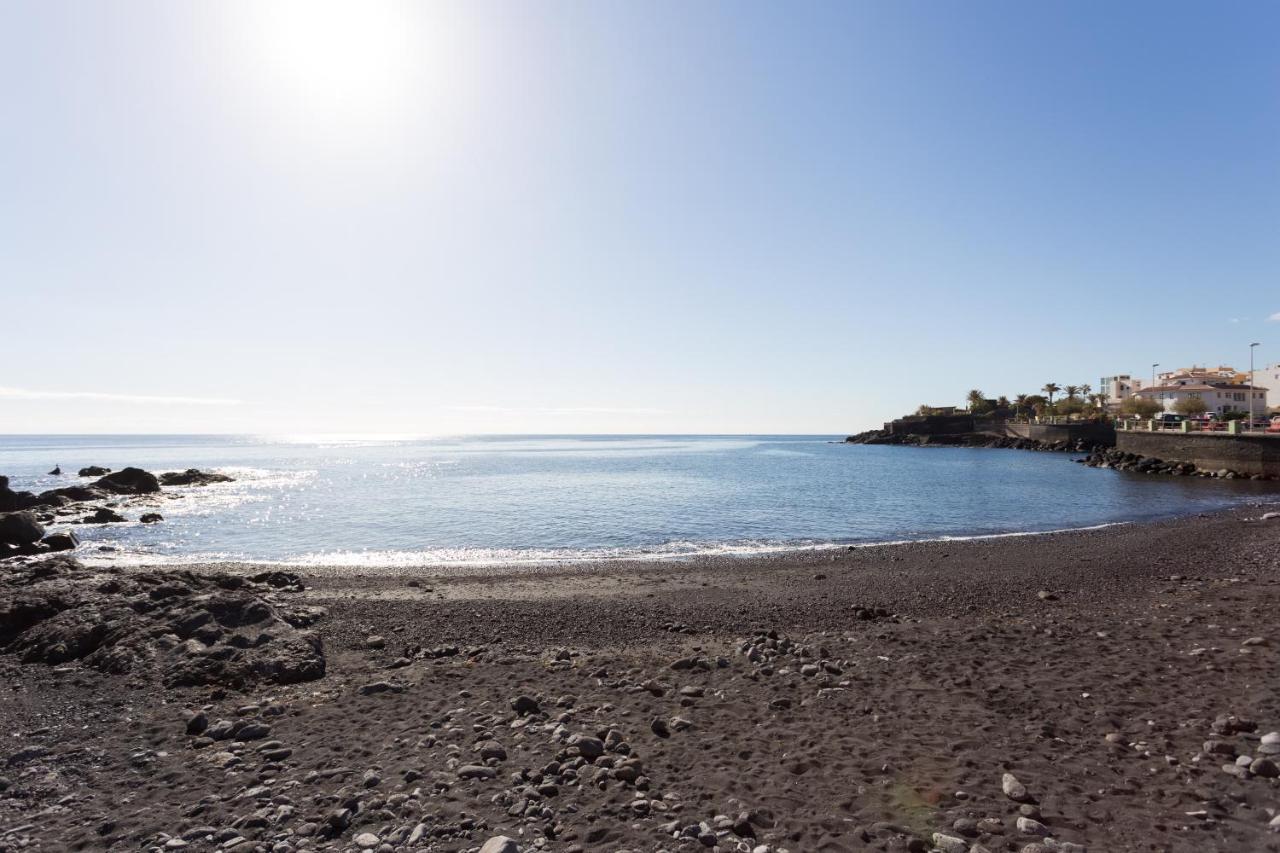 Home2book Stunning Beachfront House With Sea Views Hébergement de vacances