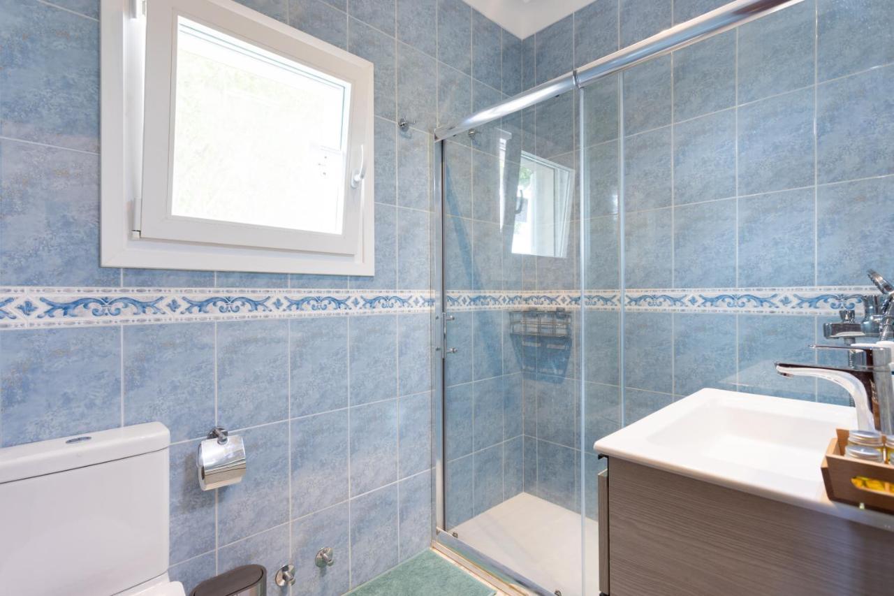 Home2book Stunning Beachfront House With Sea Views Hébergement de vacances